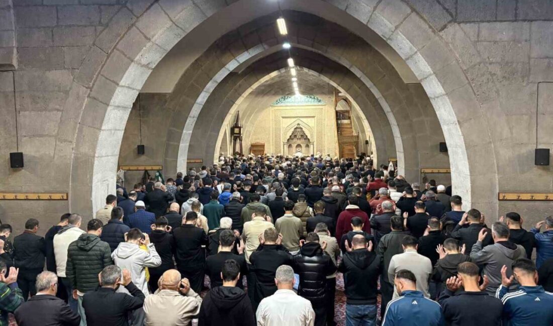 Kayseri’de vatandaşlar Kurban Bayramı namazını eda etmek için camilere koştu.