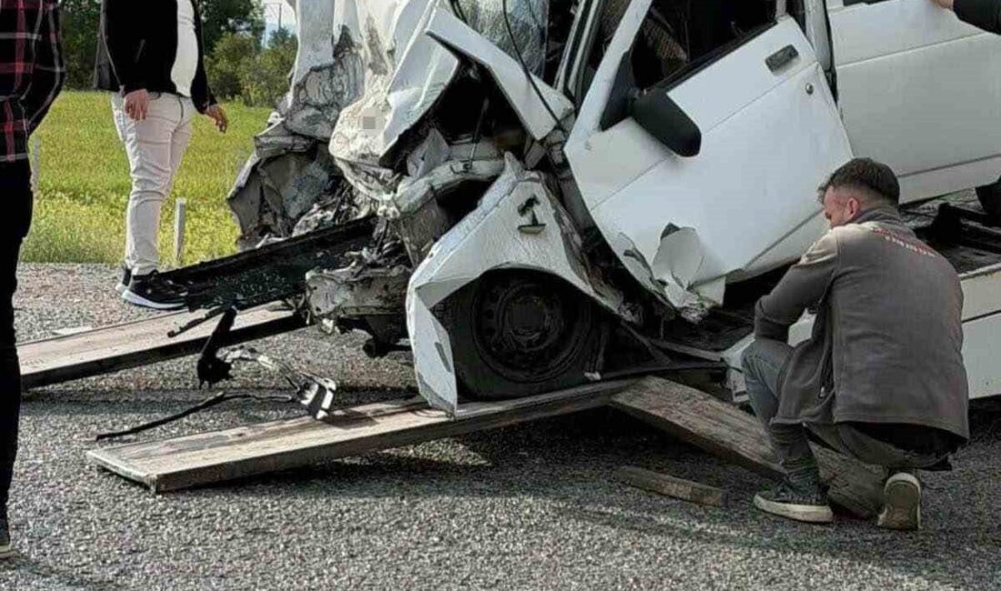 Kayseri’nin Yahyalı ilçesinde otomobil ile hafif ticari aracın çarpıştığı trafik