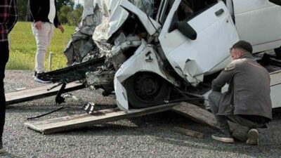 Kayseri’nin Yahyalı ilçesinde otomobil ile hafif ticari aracın çarpıştığı trafik