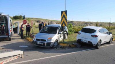 Kayseri-Kırşehir kara yolunda iki otomobilin çarpıştığı trafik kazasında, 1’i ağır