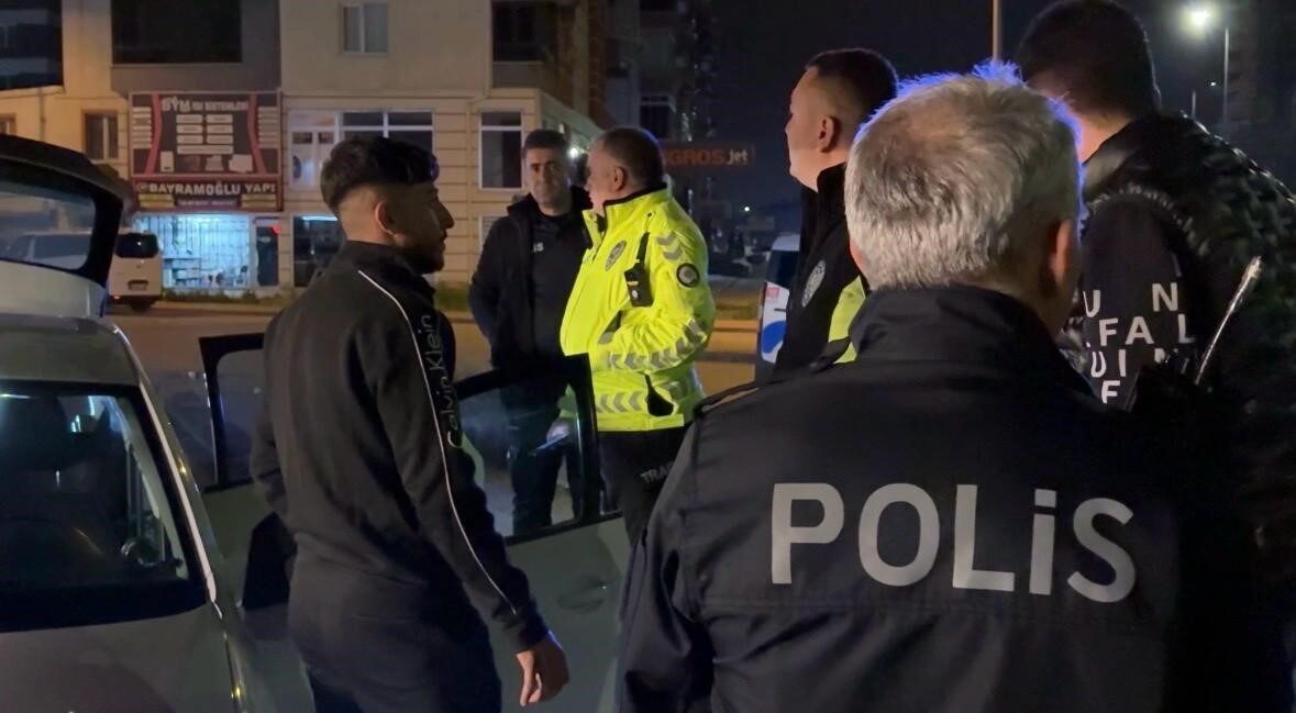 Kayseri’nin Kocasinan ilçesinde polis ekiplerinin şüphe üzerine durdurduğu otomobilin sürücüsü,