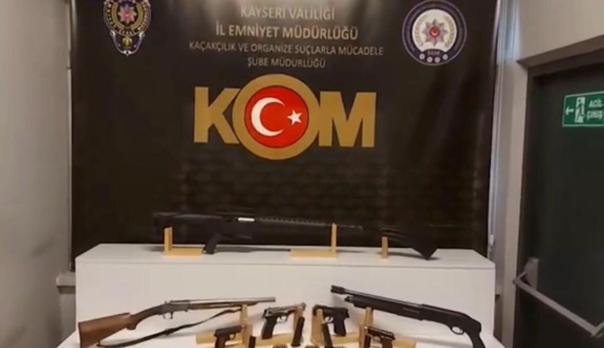 Kayseri’de polis ekipleri tarafından silah ticareti yapan şahıslara yönelik yapılan
