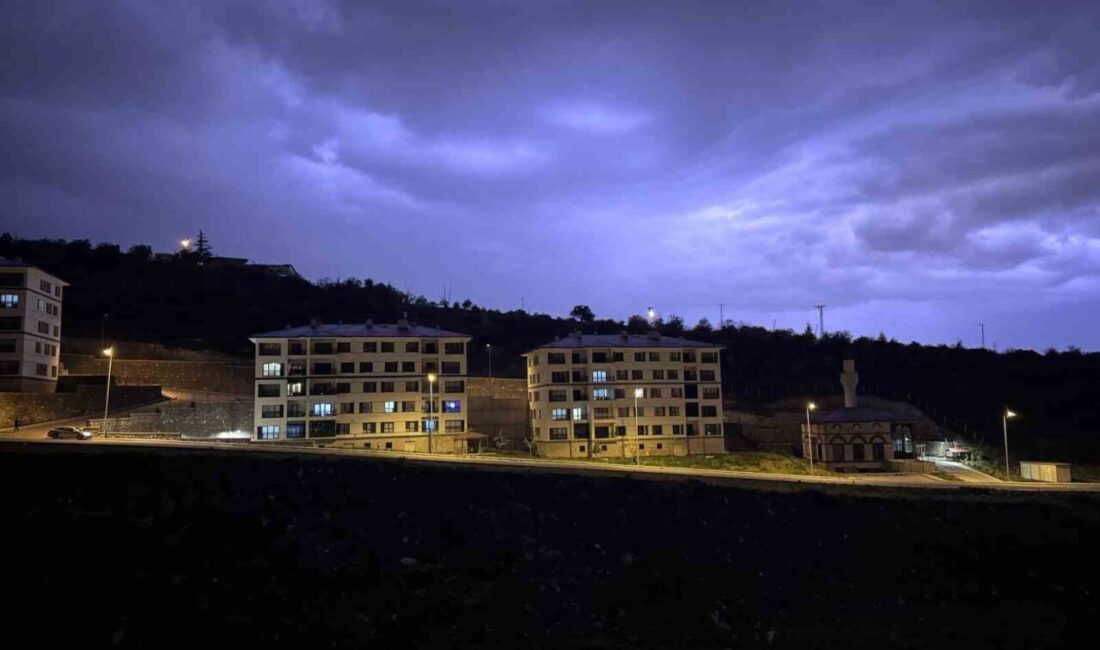 Kayseri’de sağanak yağış sokakları göle çevirirken, şimşekler geceyi aydınlattı. Kayseri’de