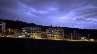 Kayseri’de sağanak yağış sokakları göle çevirirken, şimşekler geceyi aydınlattı. Kayseri’de