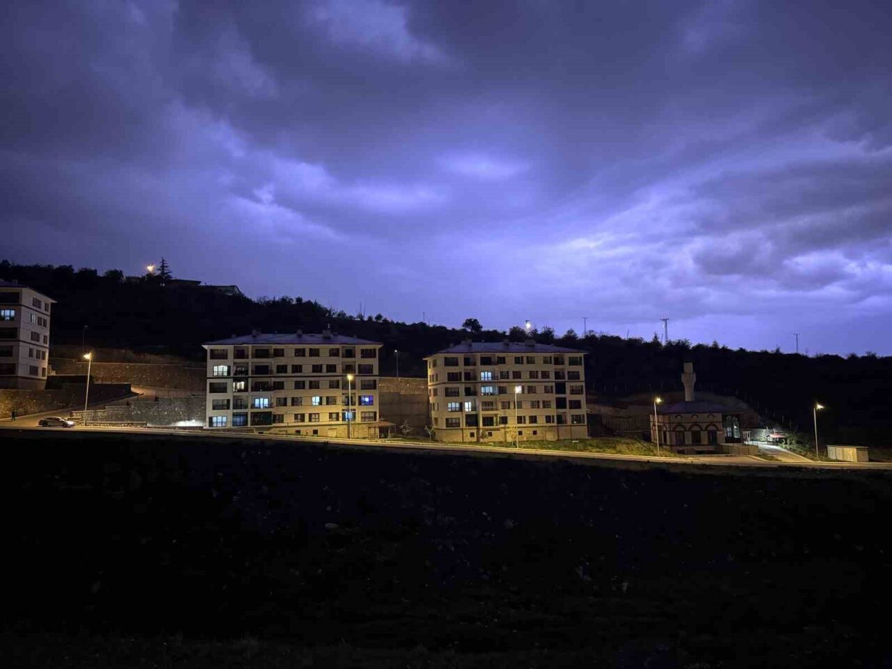 Kayseri’de sağanak yağış sokakları göle çevirirken, şimşekler geceyi aydınlattı. Kayseri’de