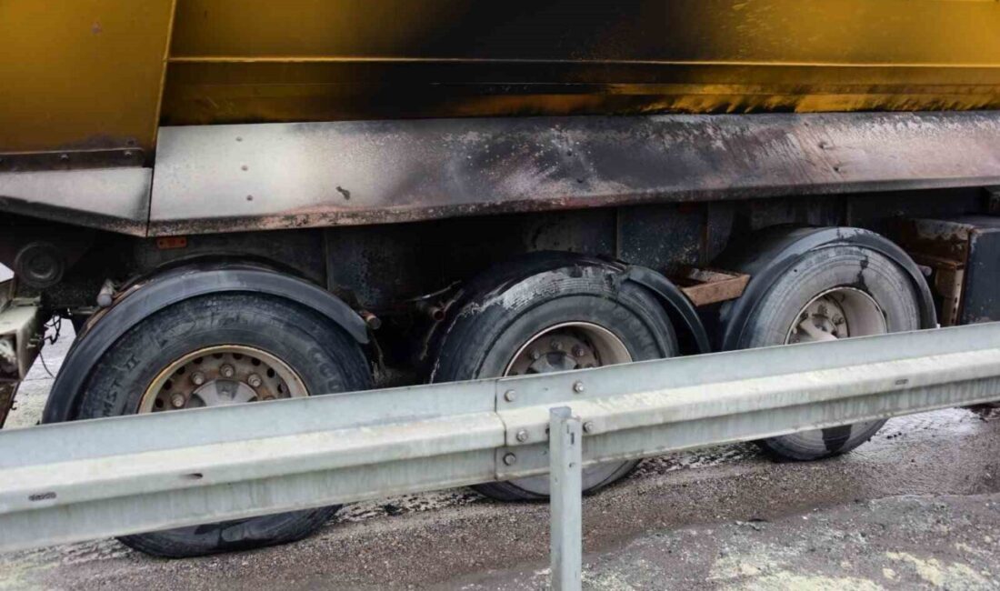 Kayseri’de bir tırın seyir halindeyken yanan lastikleri polis ve itfaiye