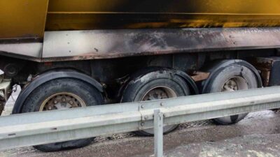 Kayseri’de bir tırın seyir halindeyken yanan lastikleri polis ve itfaiye