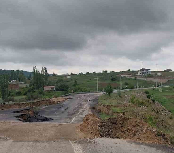 Kayseri’de Felahiye-Çayıralan yolu üzerinde bulunan Yaşar Karayel Viyadüğü’nde yağışlar nedeniyle