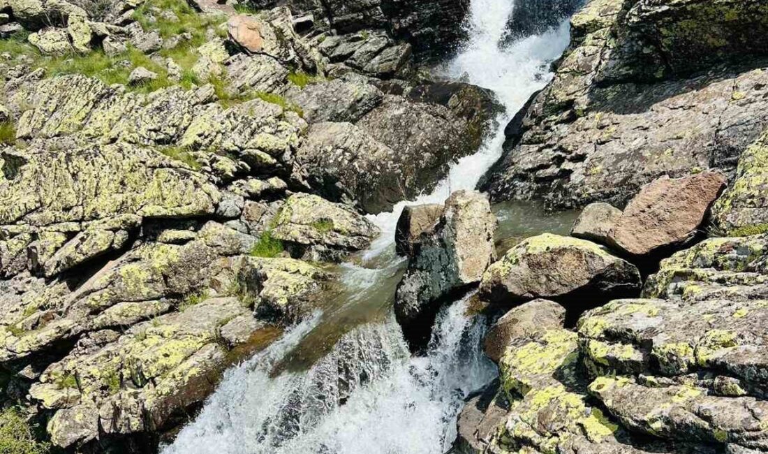 Kayseri’nin Tomarza ilçesine bağlı Ekinli köyünde bulunan doğa harikası şelale,