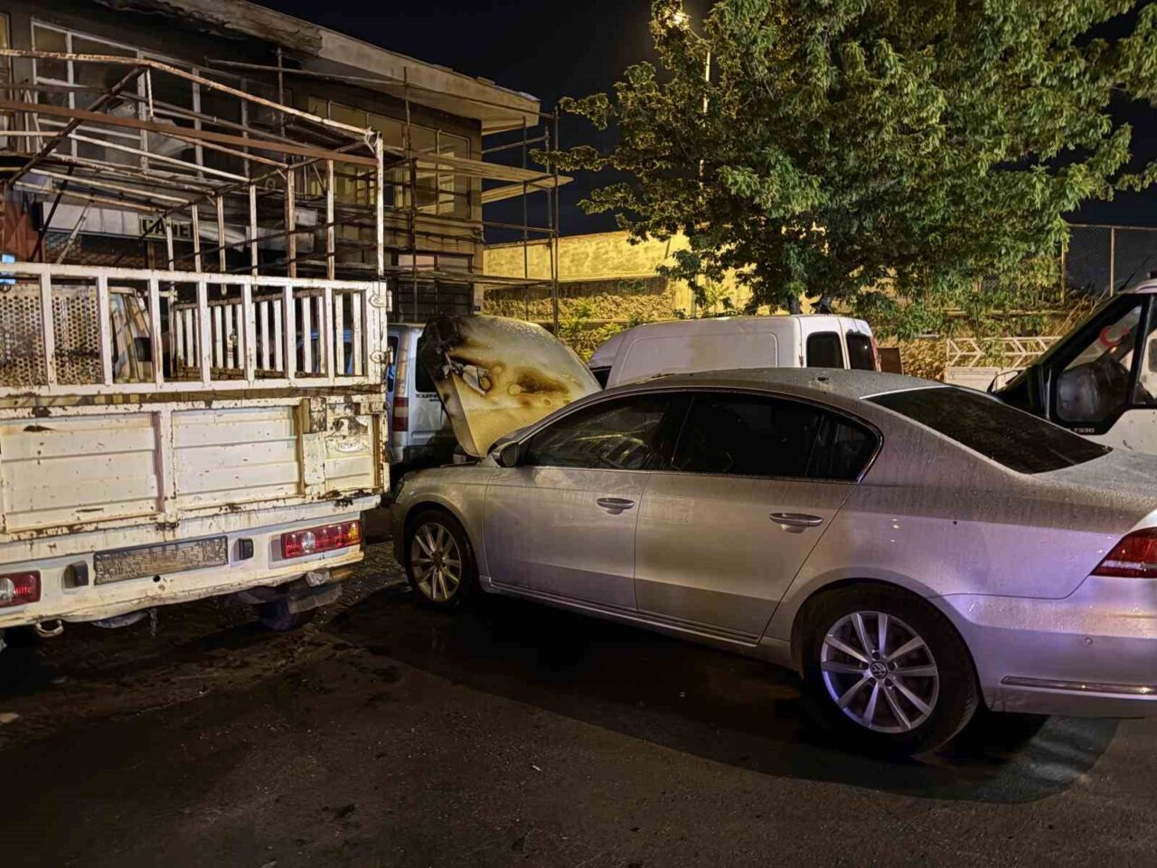 Kayseri’nin Melikgazi ilçesinde yolda arızalanarak duman çıkaran otomobil, sanayiye park