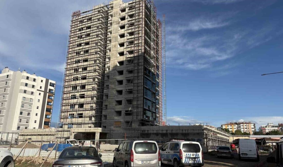 Kayseri’nin Kocasinan ilçesinde bir inşaatta yük asansöründen başına mermer düşen