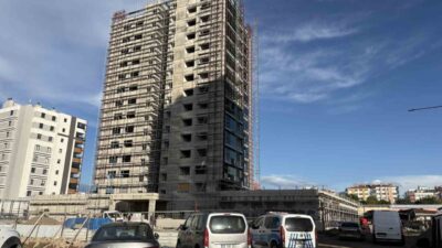 Kayseri’nin Kocasinan ilçesinde bir inşaatta yük asansöründen başına mermer düşen