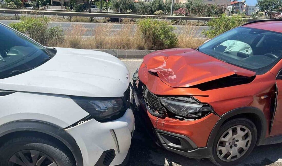 Antalya’nın Manavgat ilçesinde 2 otomobil kafa kafaya çarpıştı. Kazada 2’si