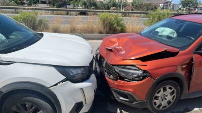 Antalya’nın Manavgat ilçesinde 2 otomobil kafa kafaya çarpıştı. Kazada 2’si