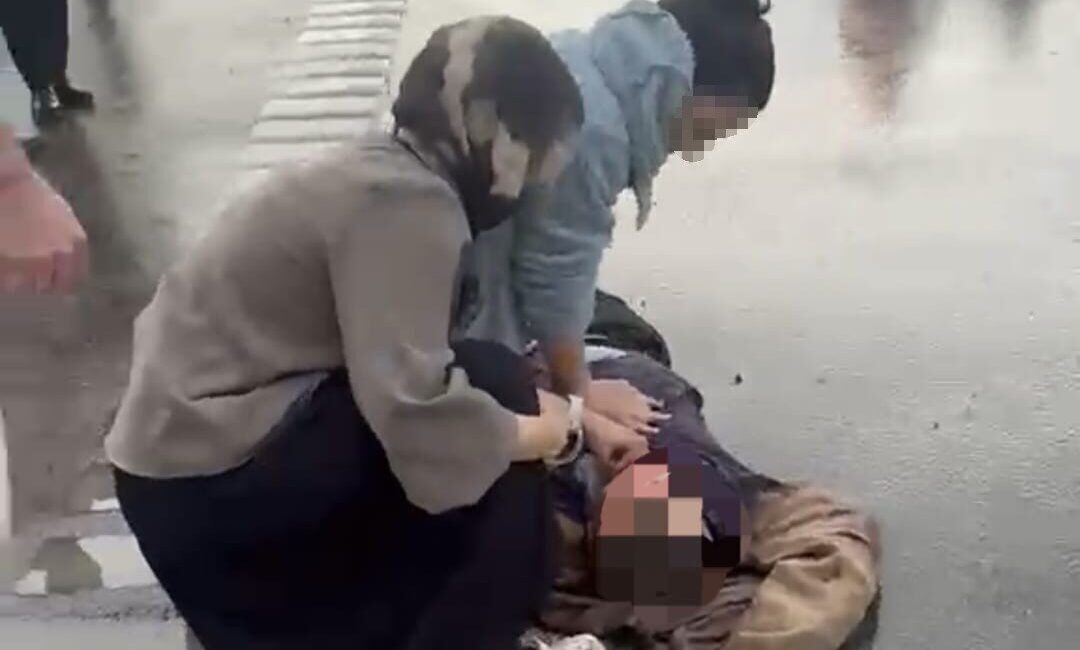 Yozgat’ta kaza yapanlara yardım etmek için yolun karşısına geçmek isterken