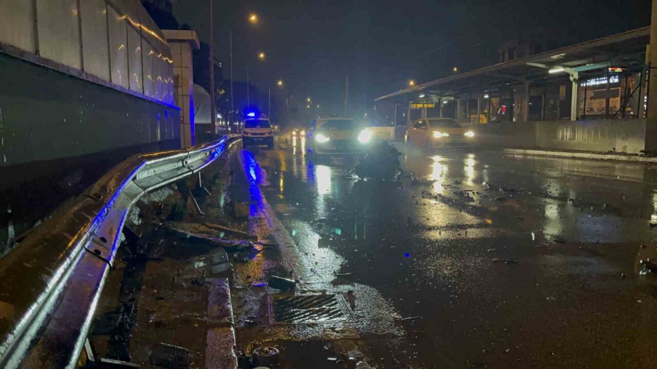 Bursa’da yağıştan dolayı direksiyon hakimiyetini kaybeden araç önce duvara, daha