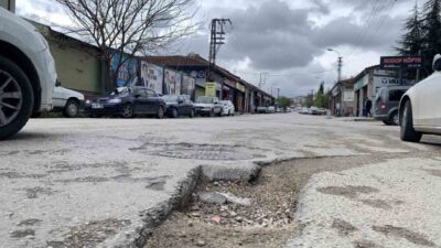 Yollardaki bakım eksikliği sebebiyle araçlarda meydana gelen lastik yarılması, jant