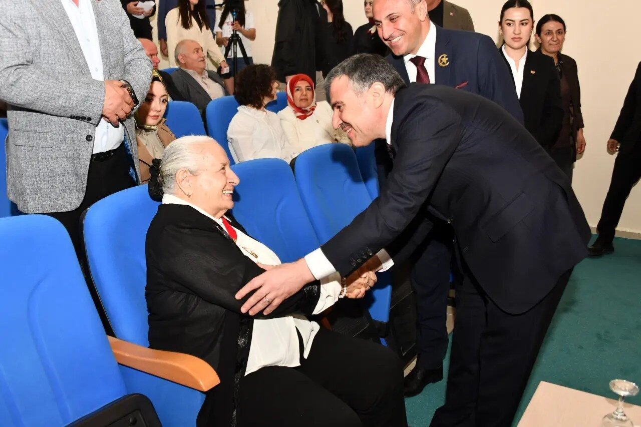 Gümüşhane Üniversitesi’nde düzenlenen söyleşide Kazım Karabekir Paşa’nın kızı Timsal Karabekir