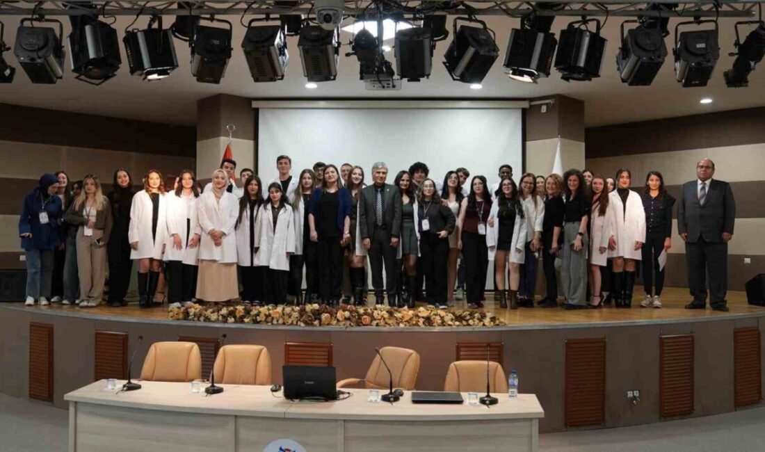 Karabük Üniversitesi’nde (KBÜ) düzenlenen törende Kimya Bölümü birinci sınıf öğrencileri