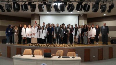 Karabük Üniversitesi’nde (KBÜ) düzenlenen törende Kimya Bölümü birinci sınıf öğrencileri