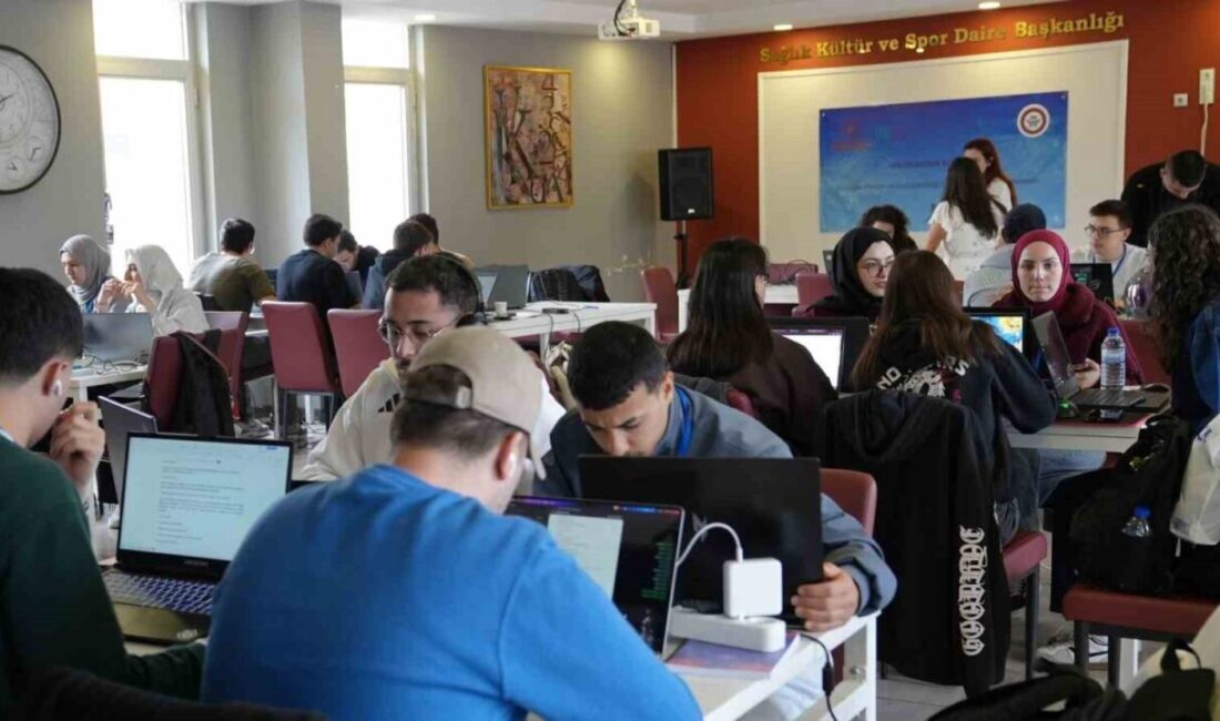 Karabük Üniversitesi’nde (KBÜ) gerçekleştirilen “Fikirlerden Kodlara Hackathon Yarışması”nda öğrenciler, yazılım