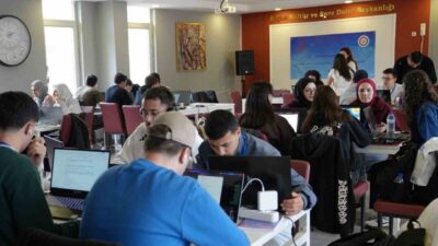 Karabük Üniversitesi’nde (KBÜ) gerçekleştirilen “Fikirlerden Kodlara Hackathon Yarışması”nda öğrenciler, yazılım