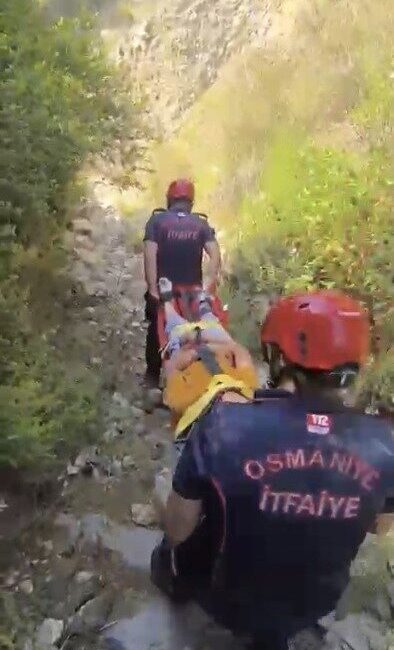 Osmaniye’de kekik toplamak için çıktığı dağlık alanda dere yatağına düşen