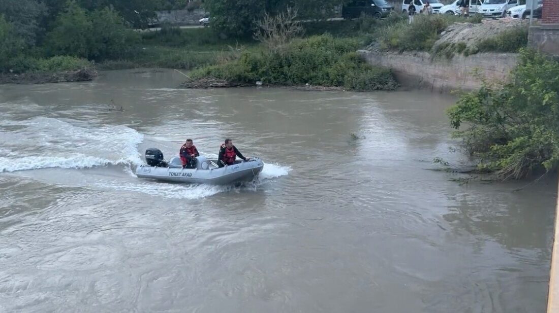 Tokat’ın Erbaa ilçesinde Kelkit Çayı’na düşerek kaybolan 2 genci arama