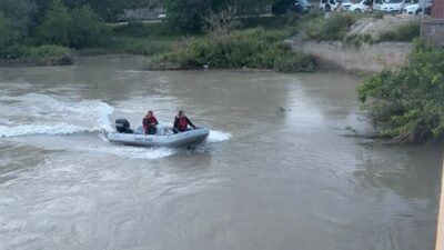 Tokat’ın Erbaa ilçesinde Kelkit Çayı’na düşerek kaybolan 2 genci arama