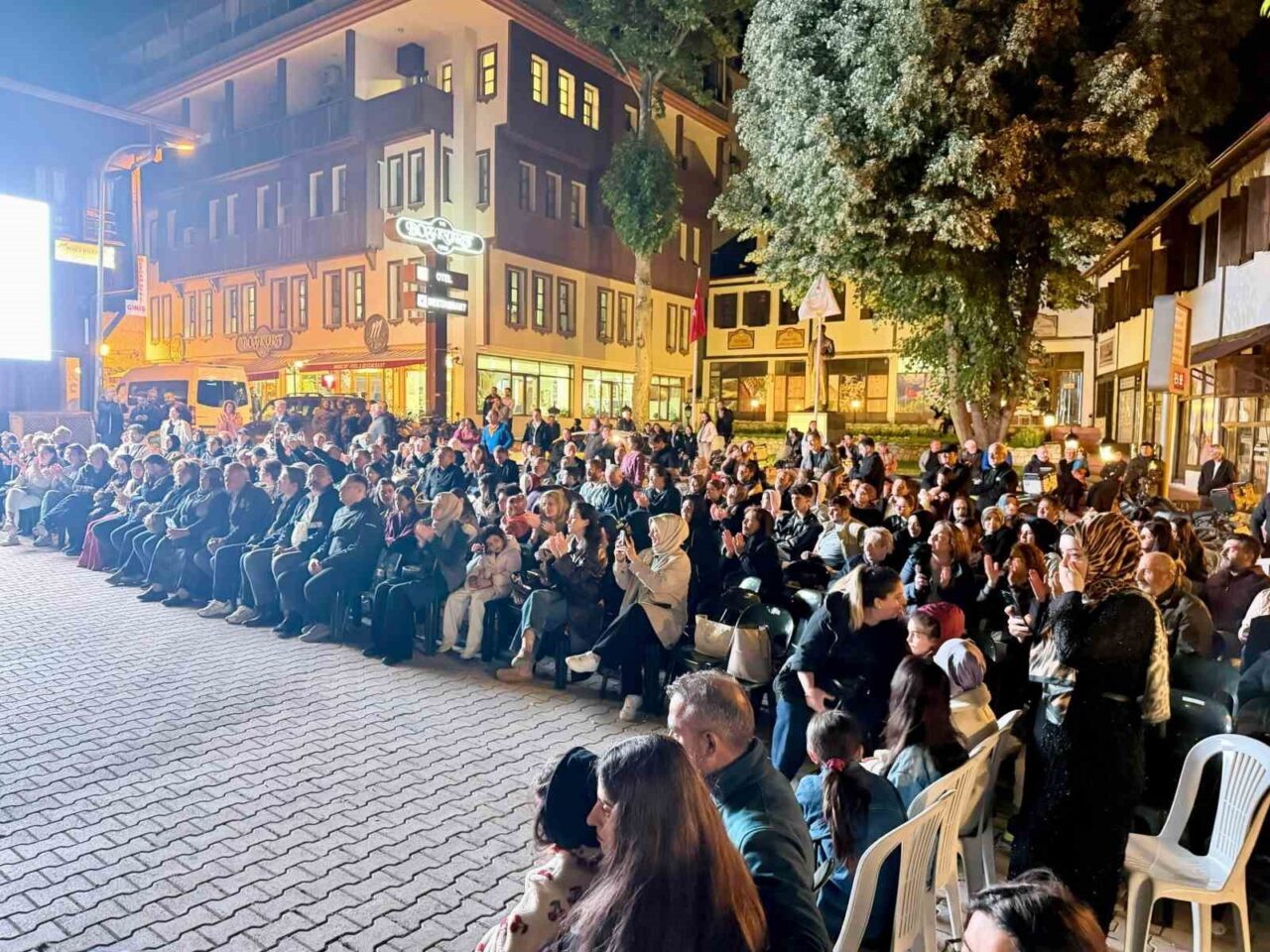 Erzincan’ın Kemaliye ilçesinde düzenlenen Gençlik Bayramı Fasıl Gecesi, yoğun katılımla