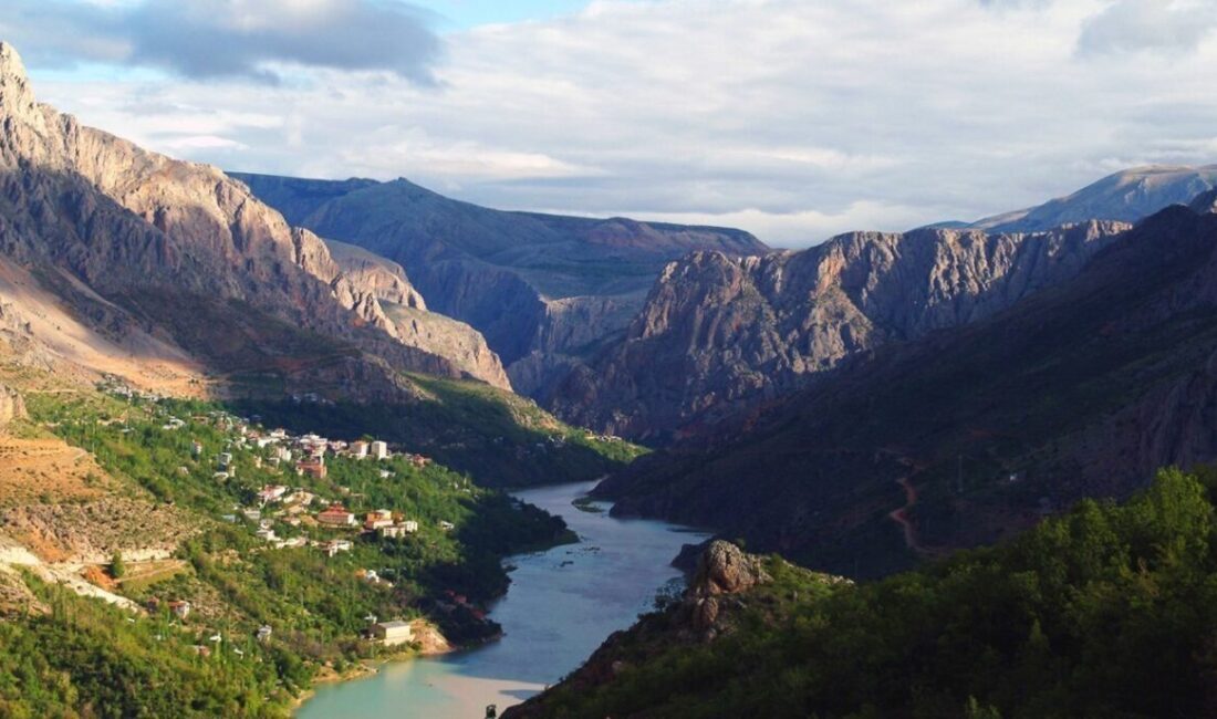 Erzincan’ın Kemaliye ilçesinde bir kayalığın zirvesine yapılan ve 96 basamakla