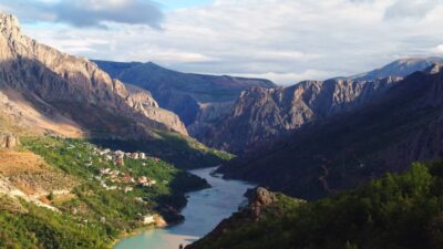Erzincan’ın Kemaliye ilçesinde bir kayalığın zirvesine yapılan ve 96 basamakla