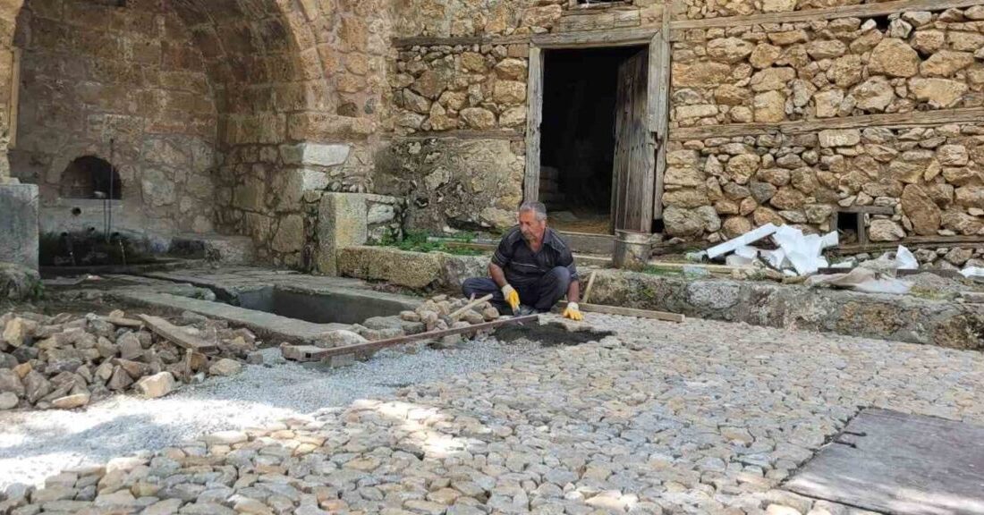 Erzincan’ın Kemaliye ilçesinde yaşayan taş ustası Mustafa Olgunöz, yaklaşık 46