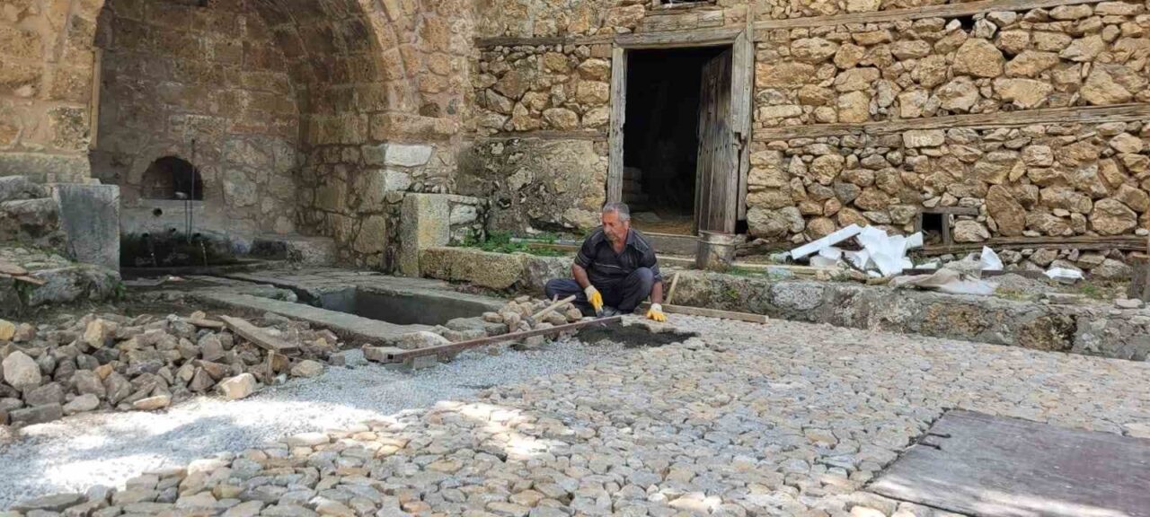 Erzincan’ın Kemaliye ilçesinde yaşayan taş ustası Mustafa Olgunöz, yaklaşık 46