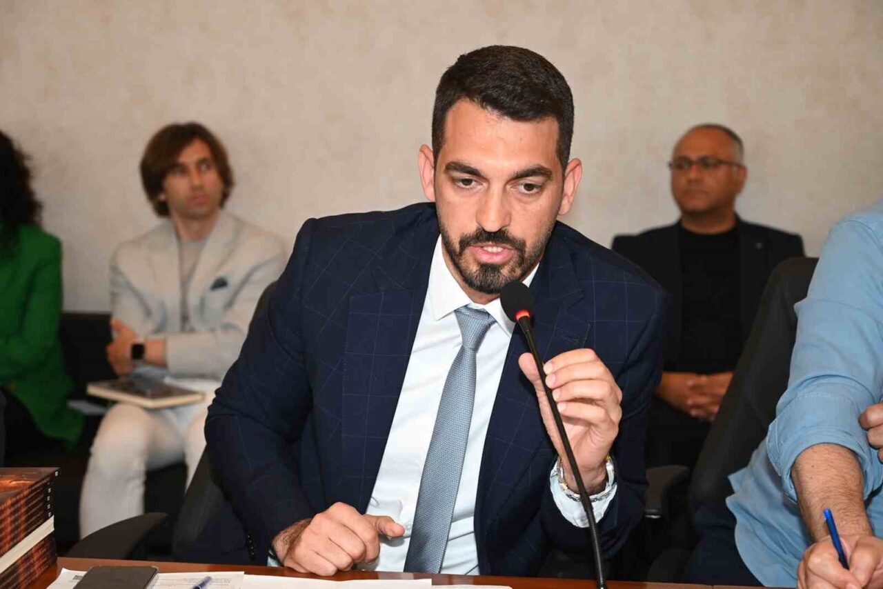 Kemer Belediyesi mayıs ayı meclis toplantısında konuşan Meclis Üyesi Cansın