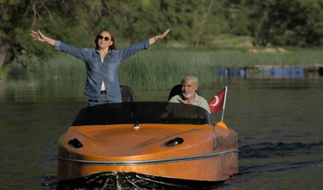 Gökgöl’de kendi tasarımı tekne ile hizmet veren işletmeci Galip Bayram