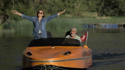 Gökgöl’de kendi tasarımı tekne ile hizmet veren işletmeci Galip Bayram
