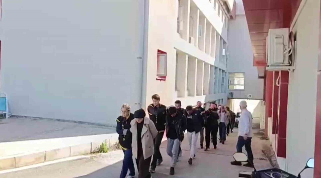 Adana’da kendilerini hakim, savcı ve polis olarak tanıtıp 14 milyon