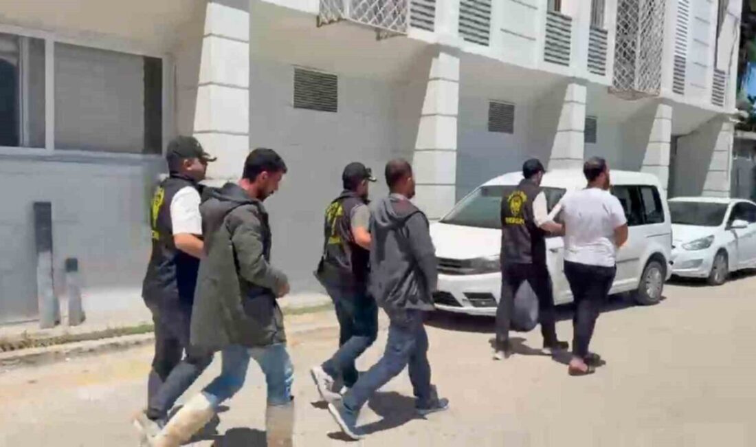 Mersin’de kendilerini polis olarak tanıtıp vatandaşları dolandırdığı belirlenen 8 şüpheli