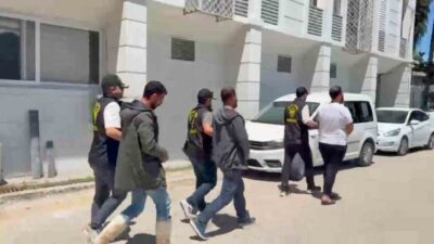 Mersin’de kendilerini polis olarak tanıtıp vatandaşları dolandırdığı belirlenen 8 şüpheli