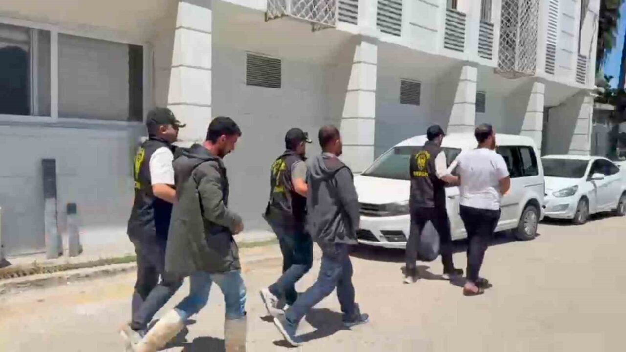 Mersin’de kendilerini polis olarak tanıtıp vatandaşları dolandırdığı belirlenen 8 şüpheli