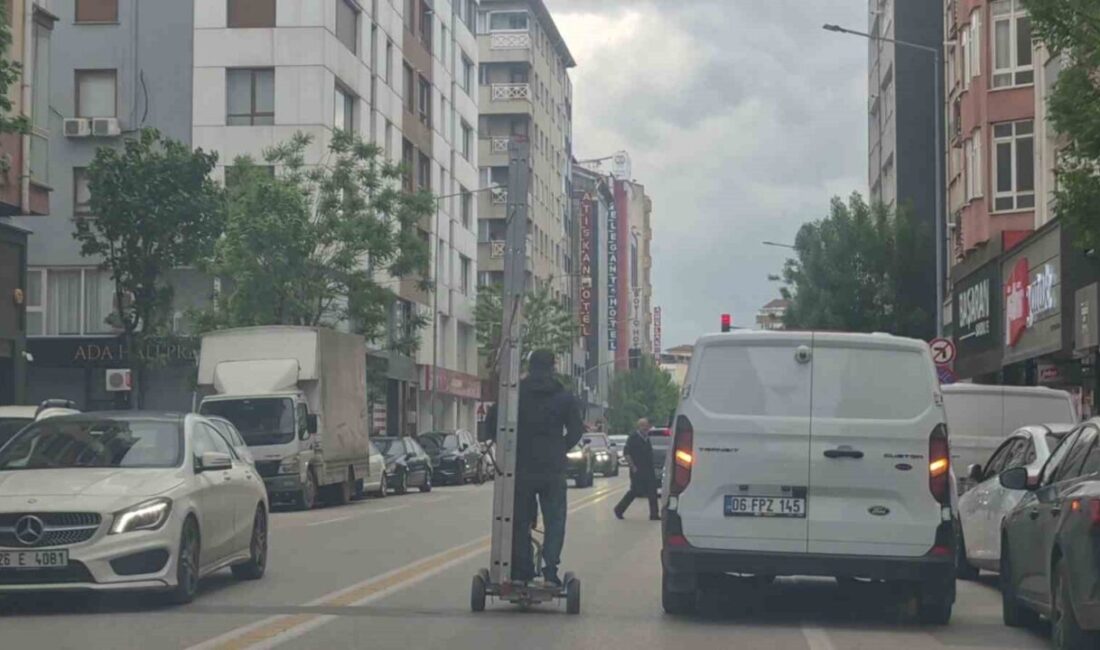 Eskişehir’de bir vatandaş kendi boyundan uzun merdiveni trafik akışının devam