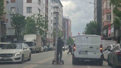 Eskişehir’de bir vatandaş kendi boyundan uzun merdiveni trafik akışının devam