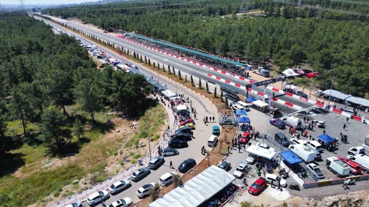 Kepez Belediyesi’nin ev sahipliğinde düzenlenen Türkiye Oto Drag Şampiyonası 1.