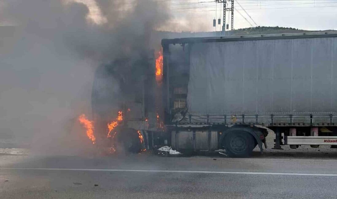 Kırıkkale’de dorsesinde kereste yüklü çekicinin motor bölümünde çıkan yangın, itfaiye