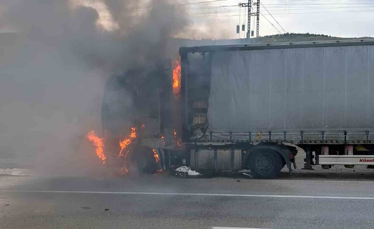 Kırıkkale’de dorsesinde kereste yüklü çekicinin motor bölümünde çıkan yangın, itfaiye