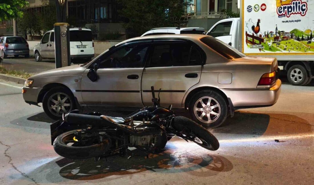 Edirne’nin Keşan ilçesinde otomobil ile çarpışan motosiklette 2 kişi yaralandı.