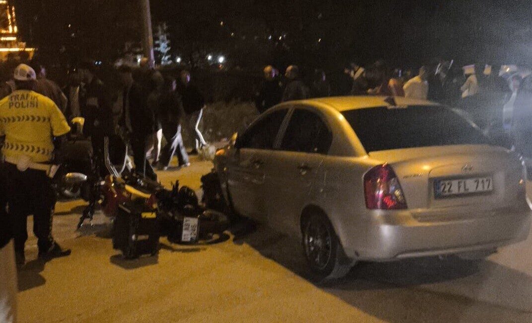 Edirne’nin Keşan ilçesinde otomobil ile motosikletin çarpışması sonucu meydana gelen
