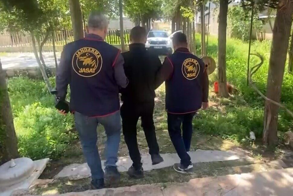 Gaziantep’te kesinleşmiş 40 yıl cezayla aranan ve kardeşinin kimliğini kullandığı
