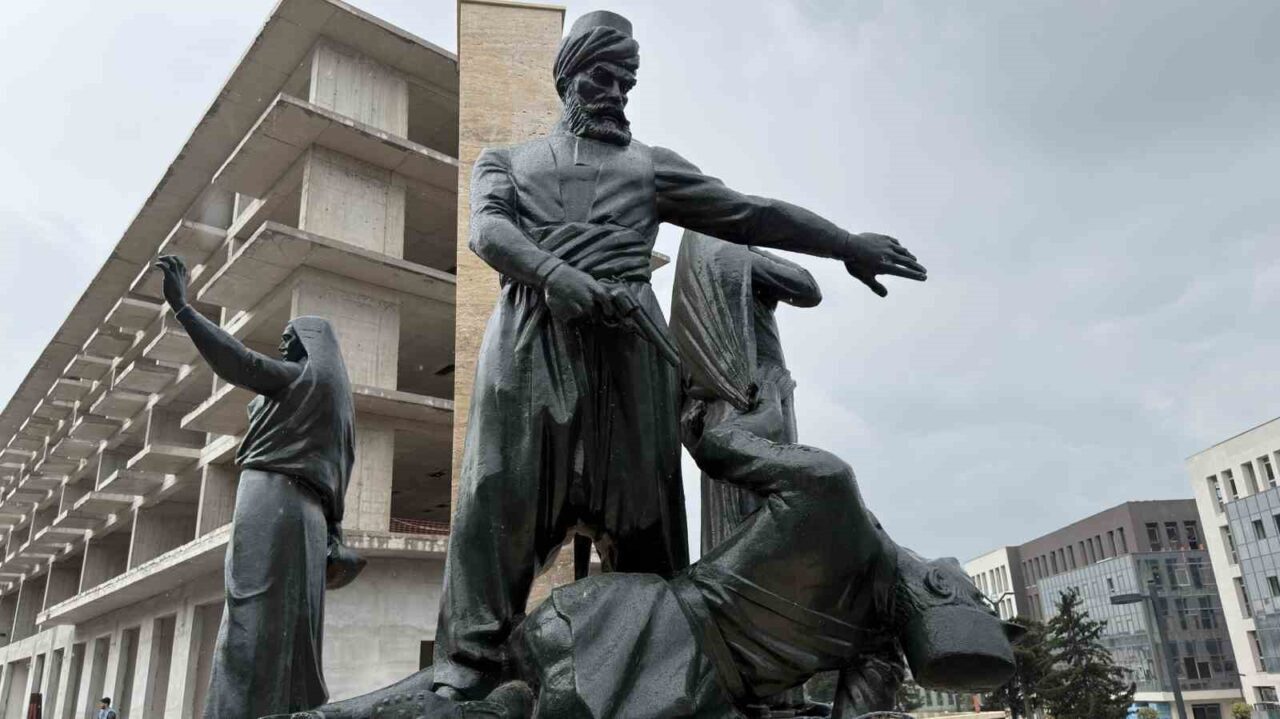 Kahramanmaraş Büyükşehir Belediyesi, Kıbrıs Meydanı çevresinde yürütülen inşa faaliyetleri esnasında